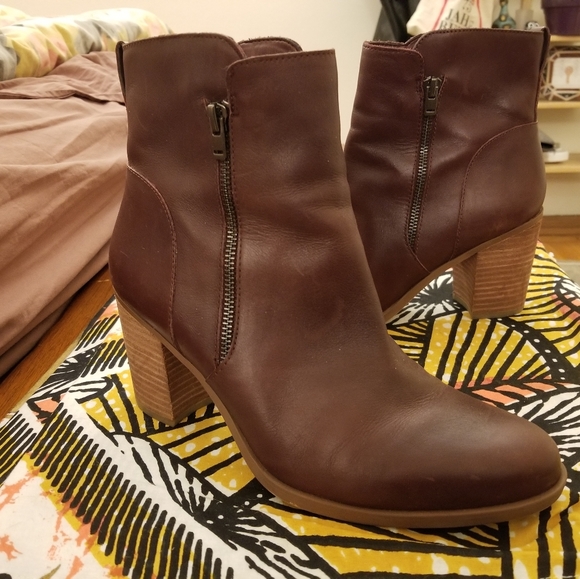 Maroon leather heeled ankle bootie - Picture 1 of 3
